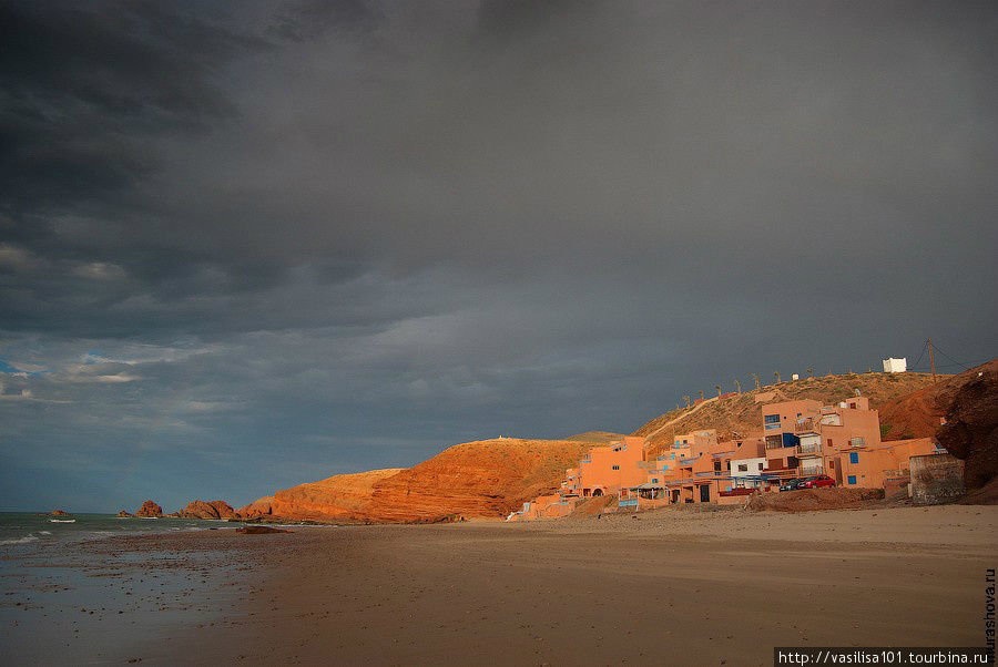 Красные арки пляжа Легзира Сиди-Ифни, Марокко