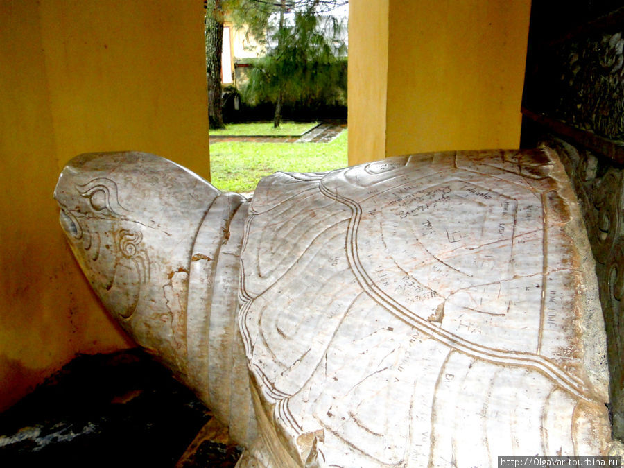 В одном из павильонов хранится стела, датируемая 1715 годом, установленная на спине массивной мраморной черепахи — символе долголетия Хюэ, Вьетнам