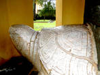 В одном из павильонов хранится стела, датируемая 1715 годом, установленная на спине массивной мраморной черепахи — символе долголетия