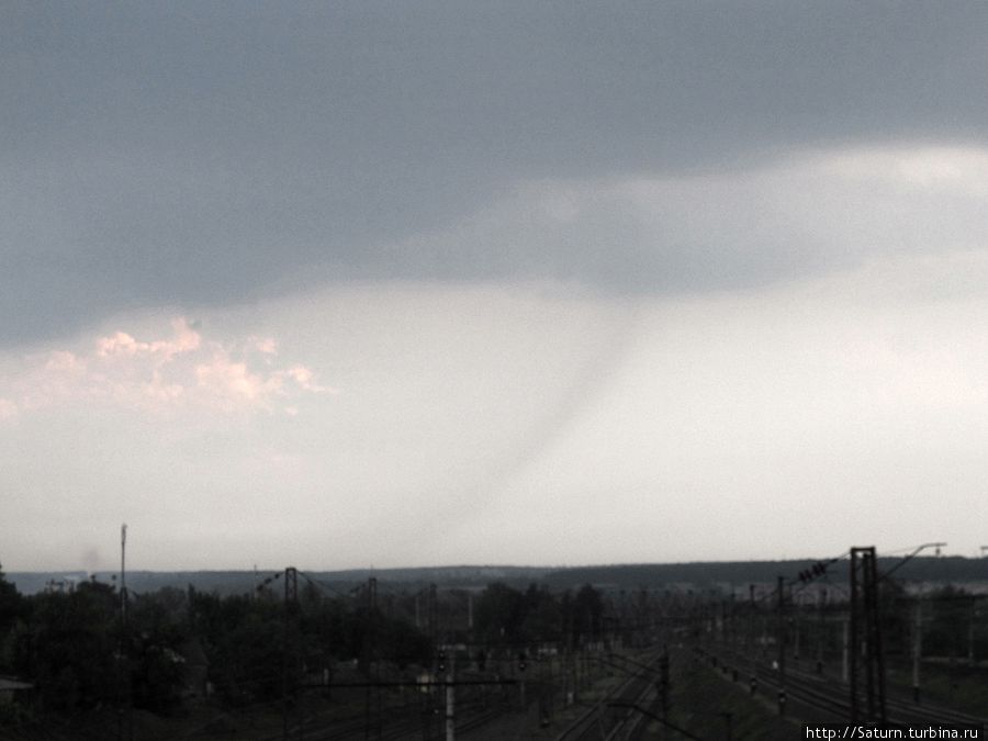 Новая, небольшая шторка дождя приближается Харьков, Украина