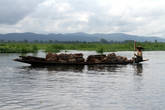 Дрова на озере Инле тоже перевозят на лодках — как и все остальное