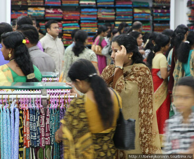 Огромный магазин ткани для сари Тируванантапурам, Индия