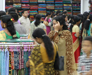 Огромный магазин ткани для сари