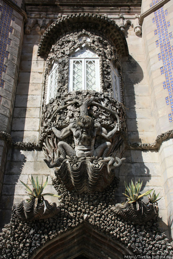 Португалия. Синтра
Дворец Пена [Palacio Nacional da Pena] 
Тритон, поддерживающий балкон Синтра, Португалия