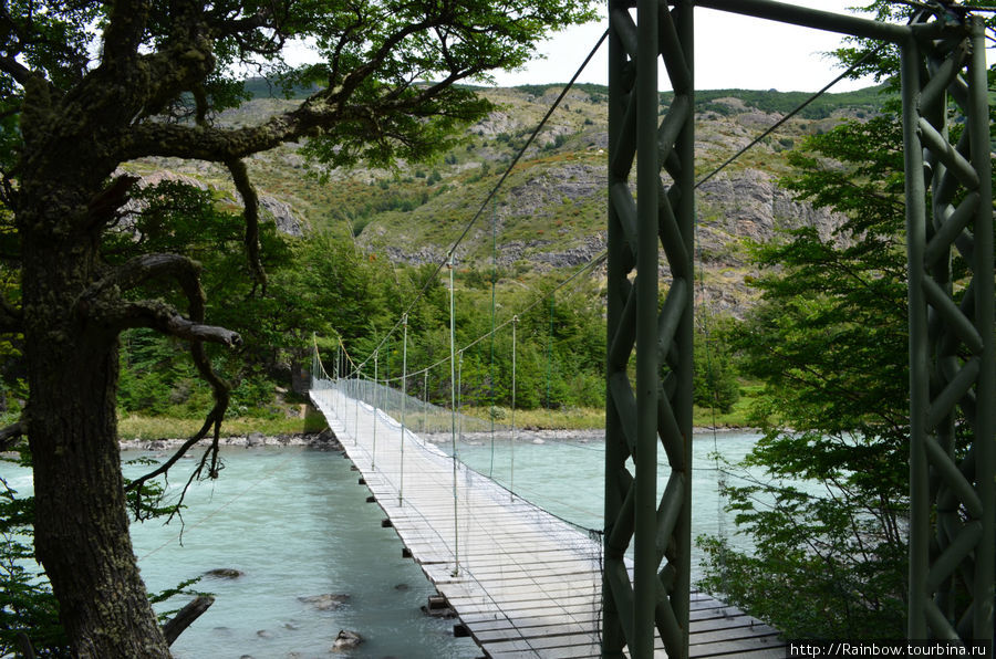 К озеру и леднику  нужно перейти по такому вот висячему мостику Национальный парк Торрес-дель-Пайне, Чили