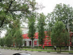 Красное здание за деревьями — мытищинская районная картинная галерея. Сюда мы зашли и попали на выставку, посвященную различным этническим группам, живущим в Московской области.