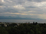 Внизу Лозанна, Женевское озеро перед нами, на другом берегу — Франция.