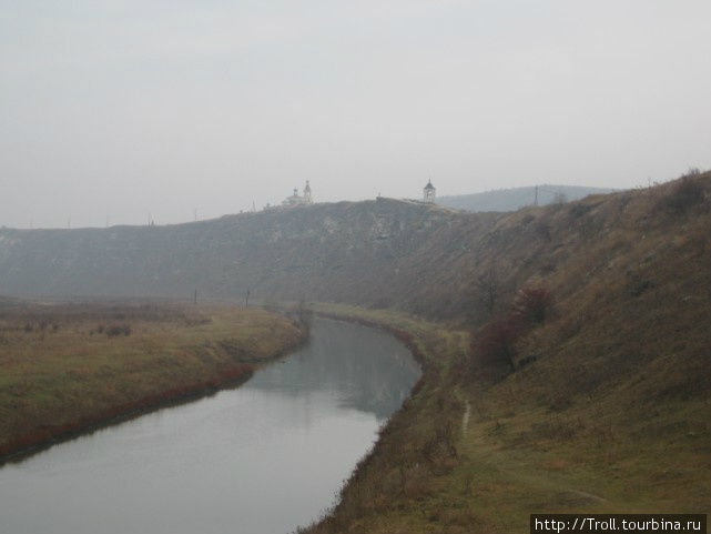 Пейзаж похож на диораму — на переднем плане настоящие вещи, на заднем как нарисованные Бутучены (Старый Орхей), Молдова
