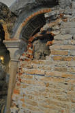 Во время последних реставрационных работ в 20000 году было обнаружено романское окно периода начала строительства крепости. Датируется XII веком...