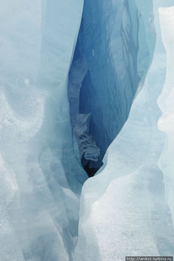 Причудливый нарост льда в глубине трещины навевал мистические мысли Западная Норвегия, Норвегия