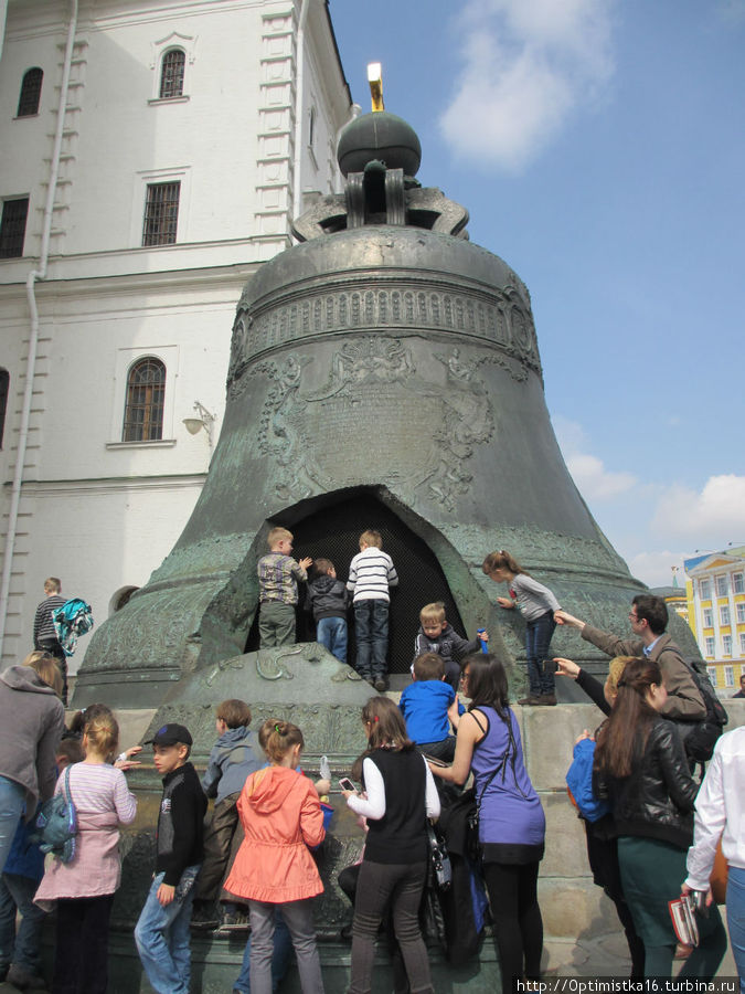 Царь-колокол отлили в 1733-1735 годах. Высота колокола 6,14 метра, диаметр — 6,6 метра, вес — 200 тонн. Москва, Россия