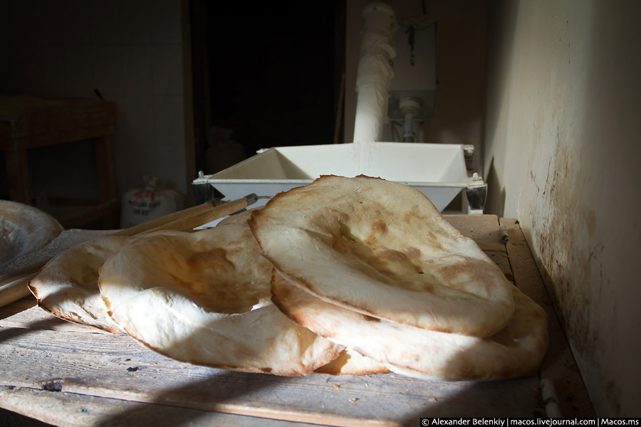 Абхазия: как делают лаваш в тандыре Сухум, Абхазия