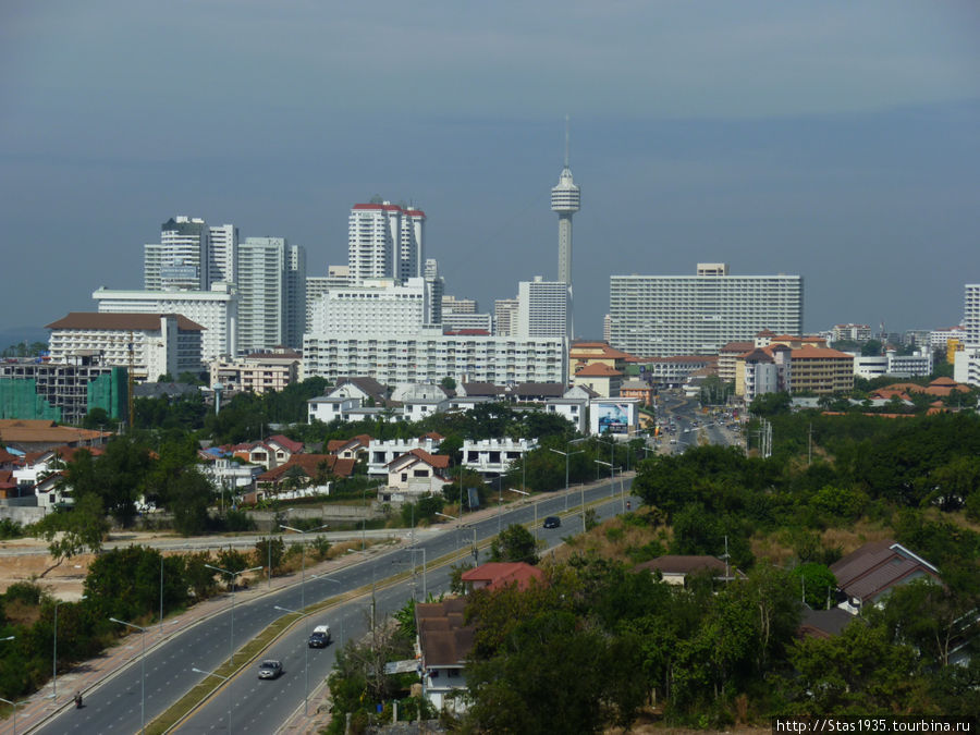 Вид на город со стороны Джомтьен Кондо. На заднем плане отель Паттайя Парк. Паттайя, Таиланд