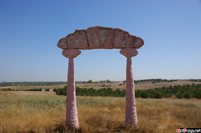 Колонны явный новодел, а вот камень сверху не так прост... Южный округ, Израиль