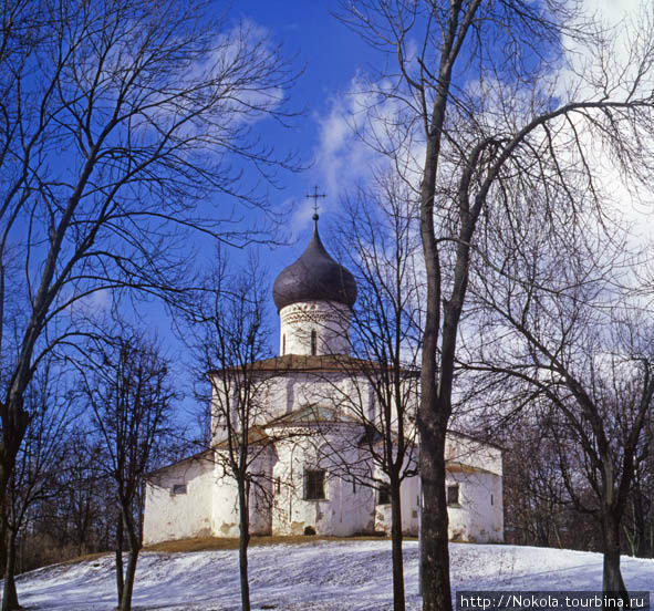 Псковская Церковь Василия зимой