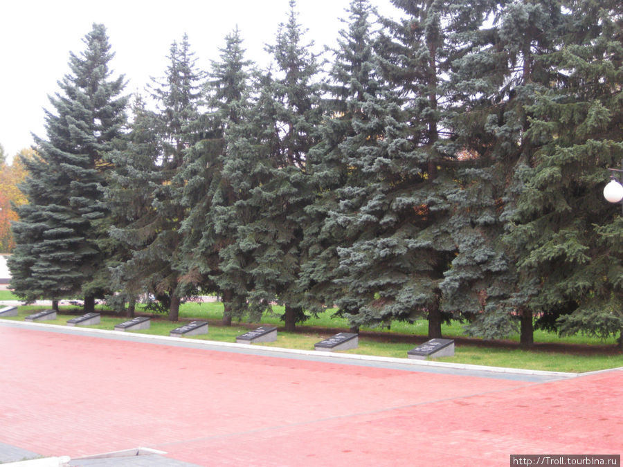 Мемориальные плиты в честь марийцев, получивших звания героев Йошкар-Ола, Россия