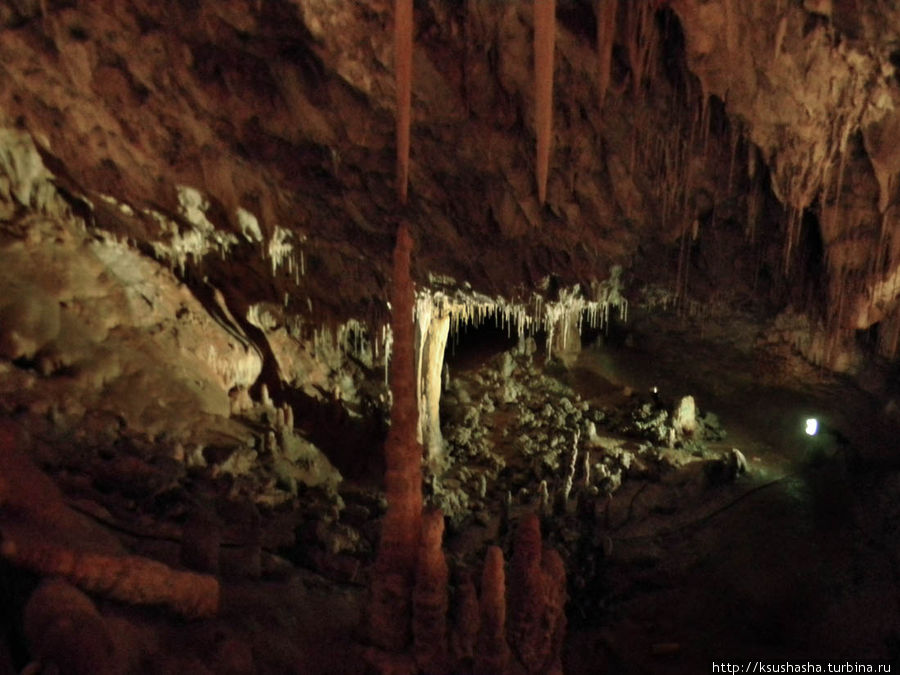 В пещере очень удачная подсветка, а специальные мостки позволяют обследовать все её интересные уголки, ни разу не ступив на пол. Иерусалимский округ, Израиль