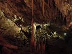 В пещере очень удачная подсветка, а специальные мостки позволяют обследовать все её интересные уголки, ни разу не ступив на пол.