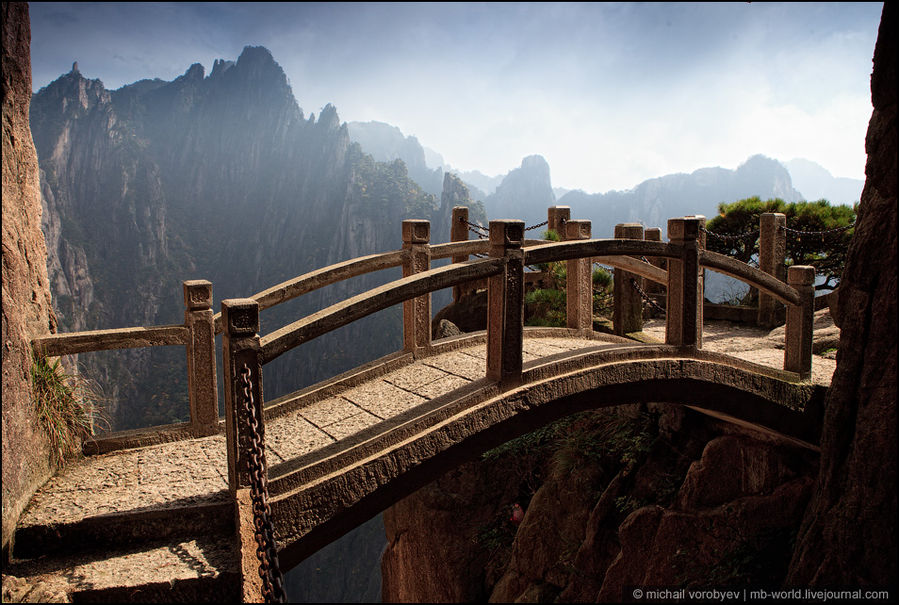 Каменный мост, гармонично вписывается в окружающий пейзаж Провинция Аньхой, Китай