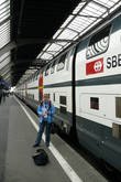 На этом красивом поезде мы ехали из Цюриха в Сан-Мориц.