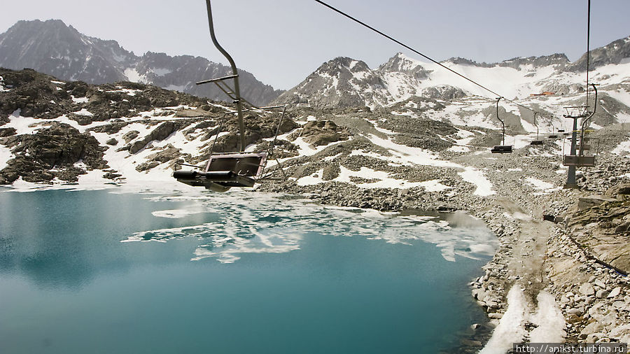 С креселки открываются прекрасные виды на озера, подернутые льдом. Валь-ди-Соле, Италия