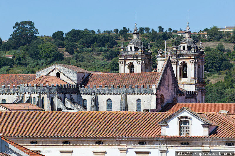 Затем переехали в Монастырь Санта-Мария де Алкобаса, основанный первым португальским королём Афонсу Энрикешем в середине 12 века. Я не буду рассказывать историю монастыря, кому захочется- можно погуглить. Просто полюбуйтесь красотами, которые открываются внутри и снаружи его. Португалия