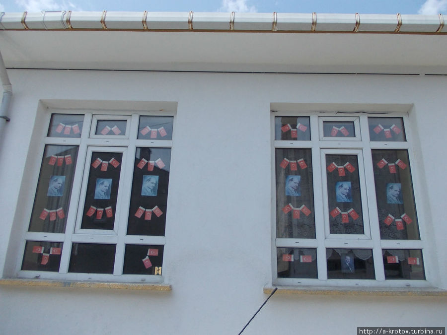 патриотизм в окнах школы Турция