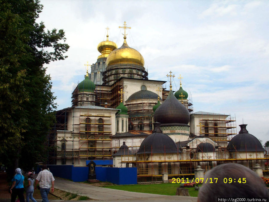 Монастырь в строительных лесах Москва, Россия