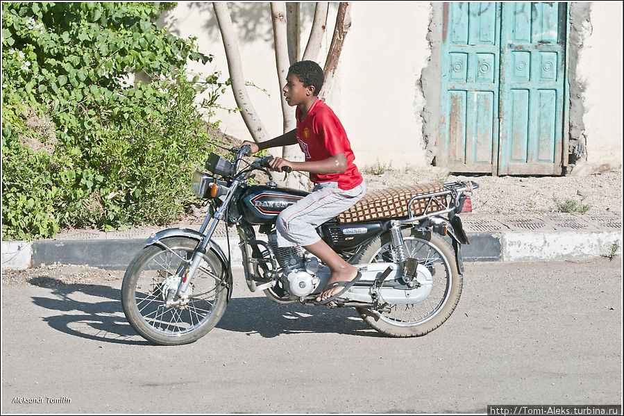 Если у тебя есть мотоцикл — ты крутой египтянин. Здесь даже мотоцикл — дорогое средство передвижения...
* Египет
