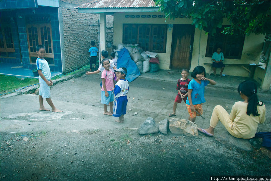 Детишки Суматра, Индонезия