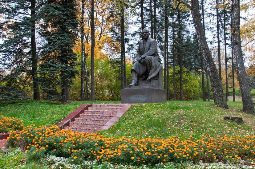 Возле здания, где сейчас находится музей “Кабинет Ленина в Кремле”, который я уже показывал, стоит этот памятник. Горки Ленинские, Россия