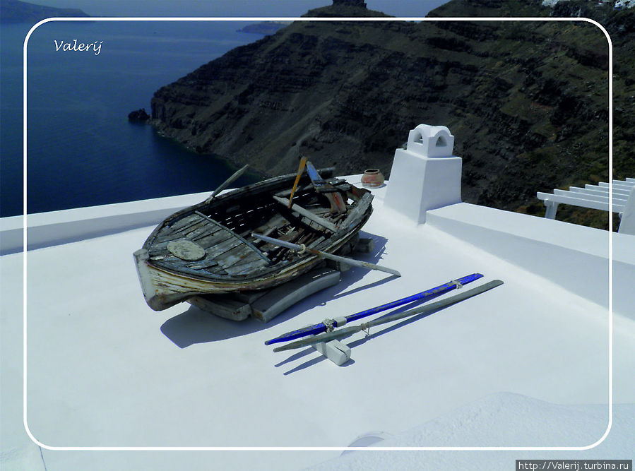 Лодку сюда могла занести, только фантазия владельца таверні Остров Санторини, Греция