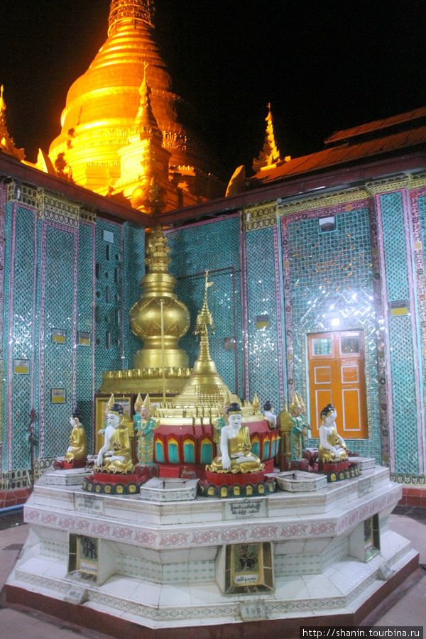 Ночью на холме Мандалай Мандалай, Мьянма