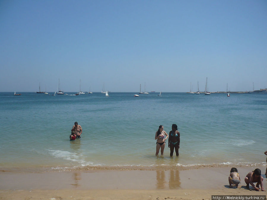 Жаркий день на берегу Атлантического океана Кашкайш, Португалия