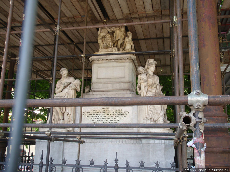 Сейчас памятник в таком виде — реставрируется. Флоренция, Италия