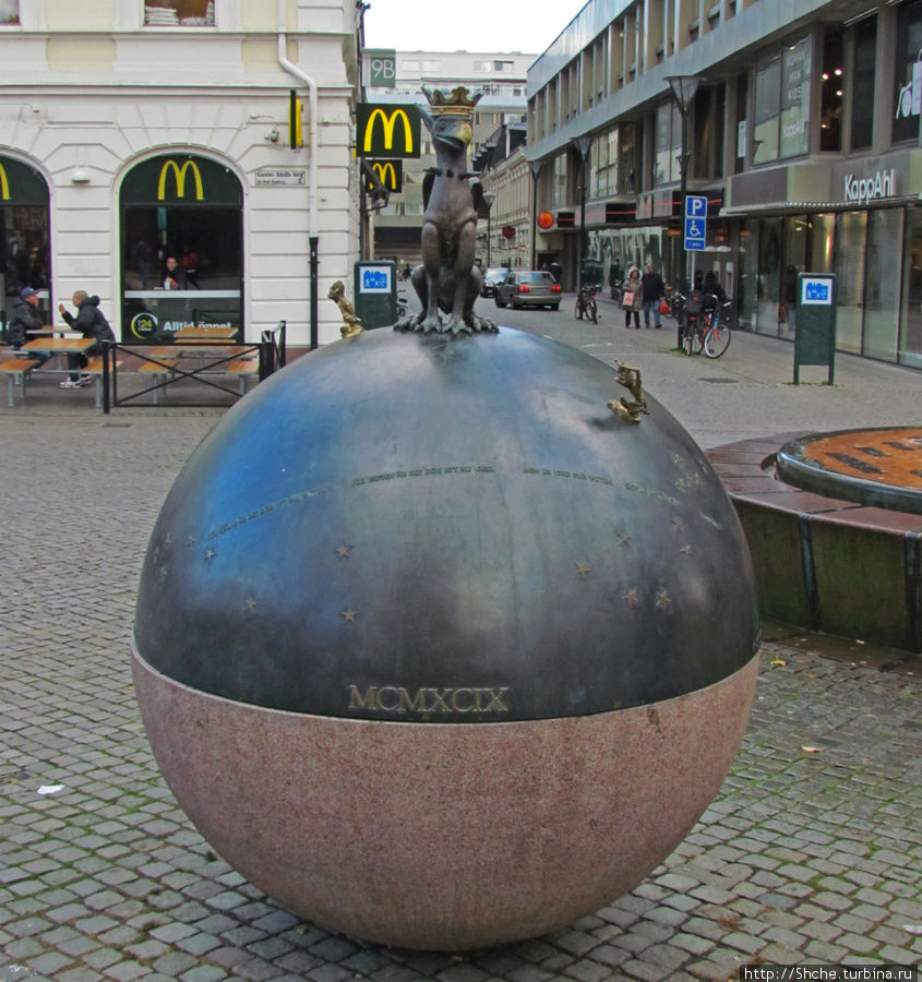 Грифон — современный символ Мальме на Земном шаре Мальмё, Швеция
