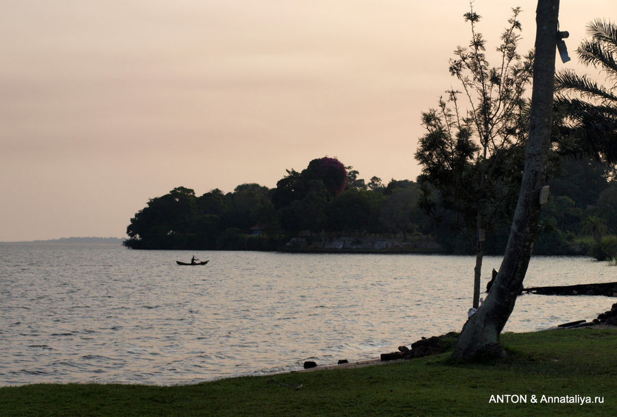 Озеро на закате. Озеро Набугабо, Уганда