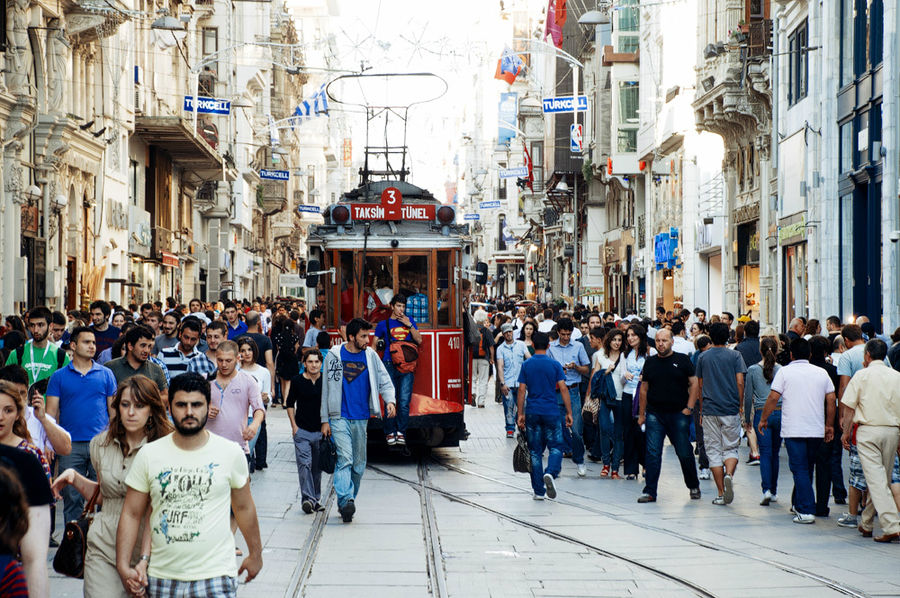 Исторический Трамвай на бульваре Истиклал Стамбул, Турция