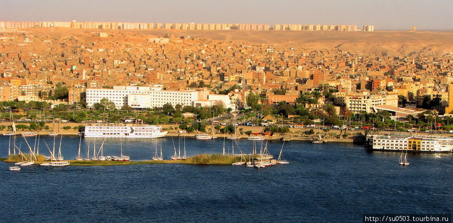 Асуан в лучах заходящего солнца Египет