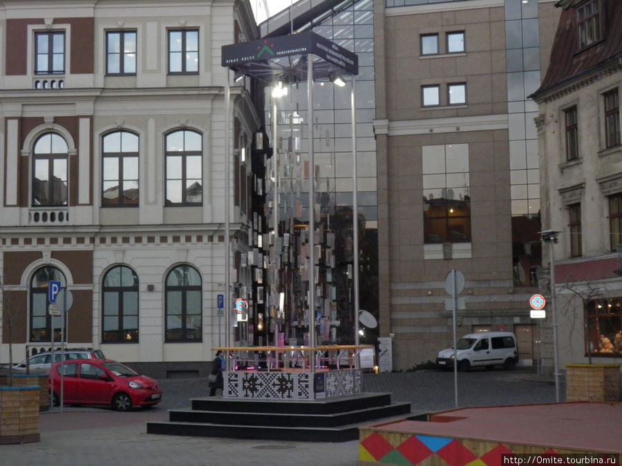 А эта стилизованная зеркальная елочка стоит недалеко от ратуши постоянно. Рига, Латвия