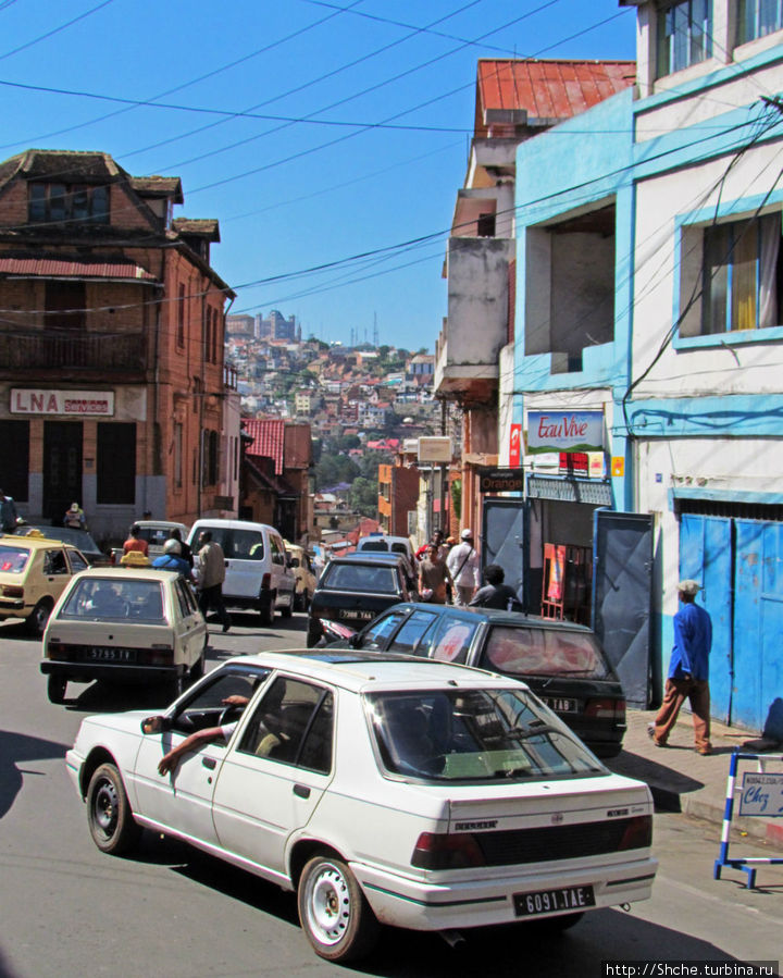 не верится, что справа за домами пропасть Антананариву, Мадагаскар