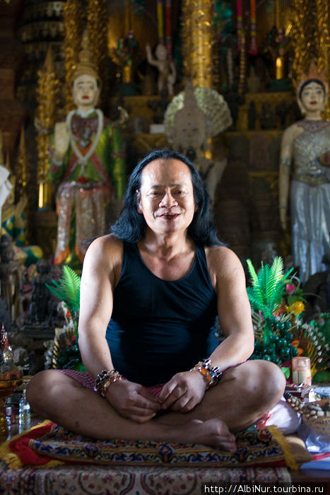 Основатель и настоятель индо-буддистского храма, вблизи Phum Dei Eth. Камбоджа