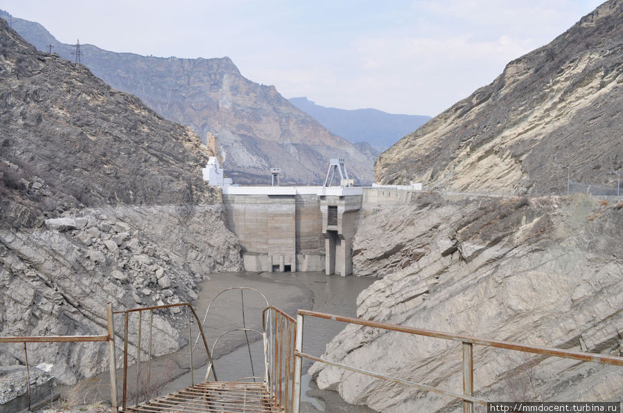 На берегах виден уровень воды до спуска воды Дагестан, Россия