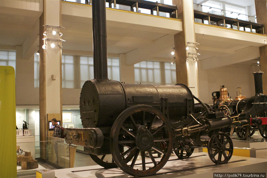 В Музее науки. Первый паровоз — «Ракета» Стефенсона. Лондон, Великобритания