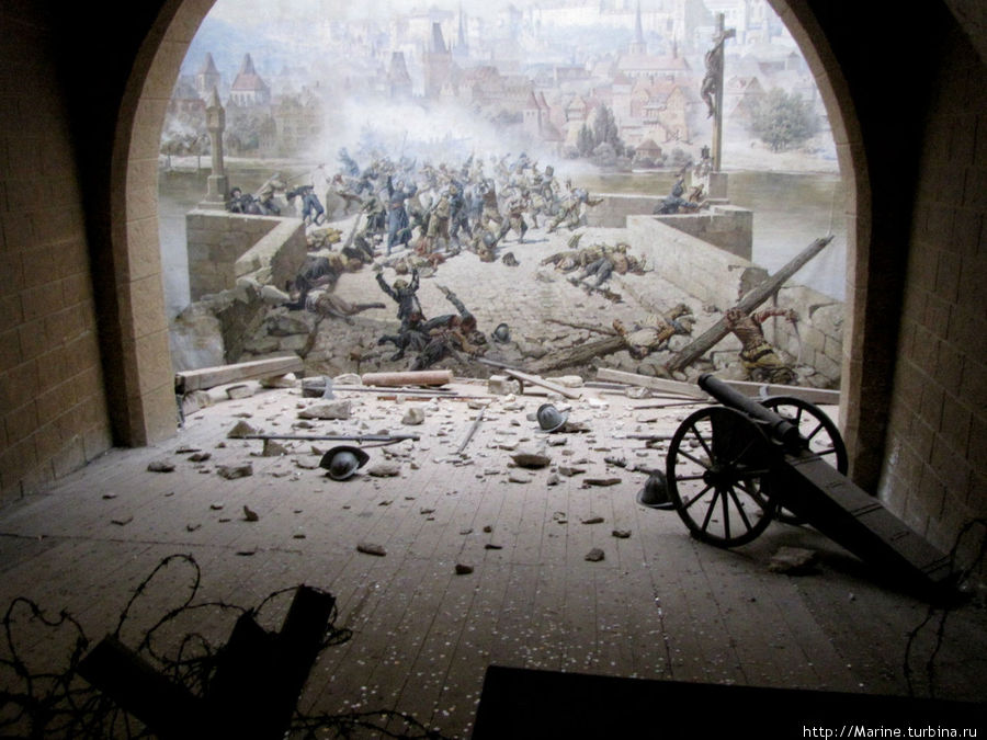 еще там есть панорама битвы чехов со шведами на Карловом мосту в 1648 году.