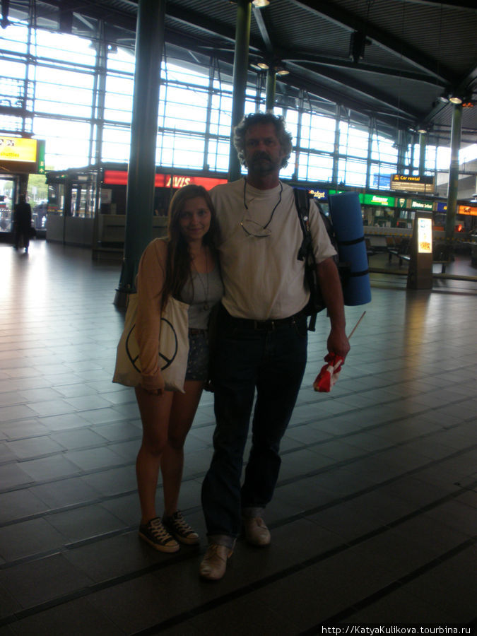 В аэропорту Амстердама, куда мы приехали с Питером, который подвез наш от самого Путтгардена и даже пригласил к себе в гости.
Встречаем его сына из Испании Амстердам, Нидерланды