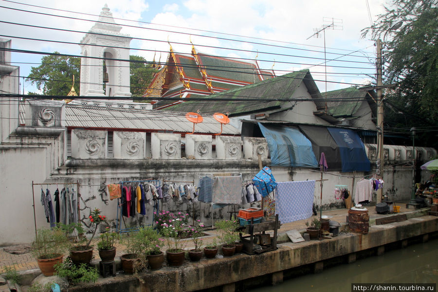 Канал у стены монастыря Бангкок, Таиланд