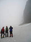Вылезли на снежник. Облака, дождь, видимость метров 50. Подошли к краю кратера — и нихуя не видно :)