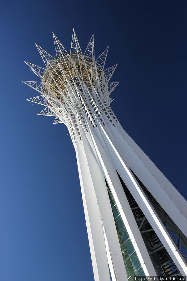 47. «Байтерек» — символ города. Высота не большая, архитектура спорная, но форма запоминающаяся. Казахстан
