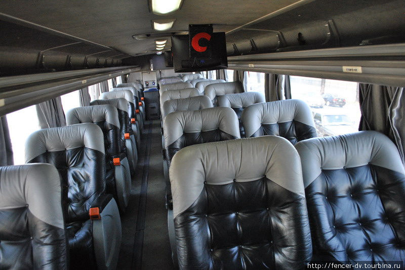 А так выглядит салон заурядного внутреннего рейса. Телевизоры, кожаные кресла по три в ряд, полтора метра пространства для ног, и возможность разложить кресло до практически лежачего положения. Буэнос-Айрес, Аргентина